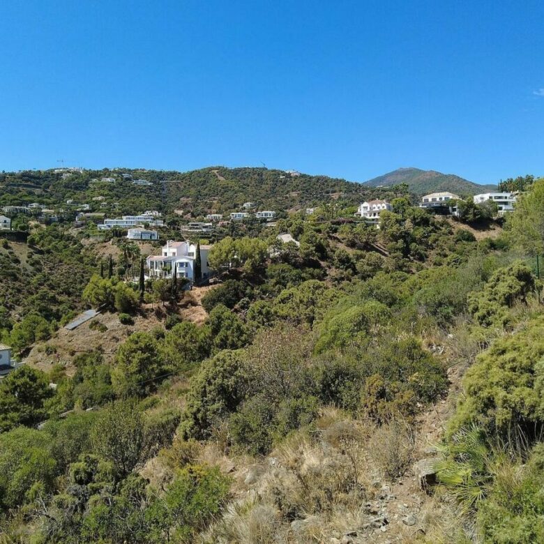 FOR SALE 🏡 Sea-View Building Plot with Licence and Approved Villa Project – El Madroñal, Benahavís 🇪🇸