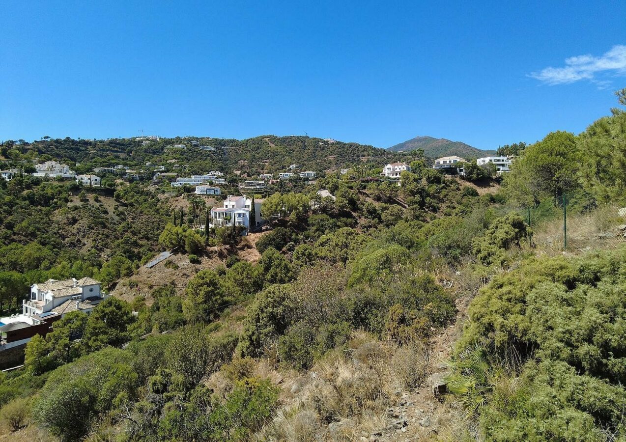 FOR SALE 🏡 Sea-View Building Plot with Licence and Approved Villa Project – El Madroñal, Benahavís 🇪🇸