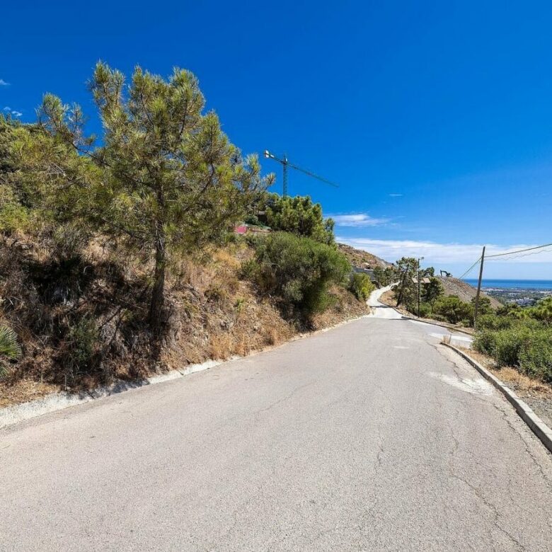 FOR SALE 🏡 Sea-View Building Plot with Licence and Approved Villa Project – El Madroñal, Benahavís 🇪🇸