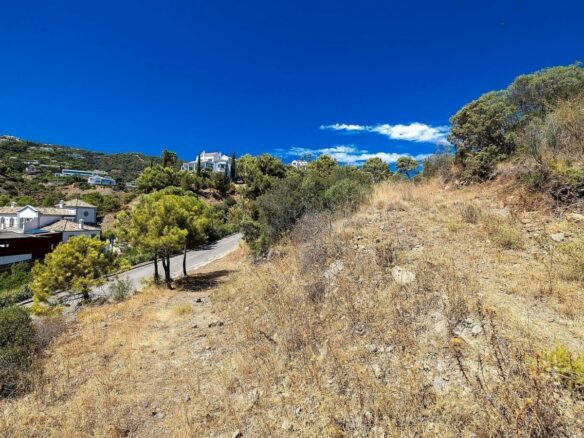 FOR SALE 🏡 Sea-View Building Plot with Licence and Approved Villa Project – El Madroñal, Benahavís 🇪🇸