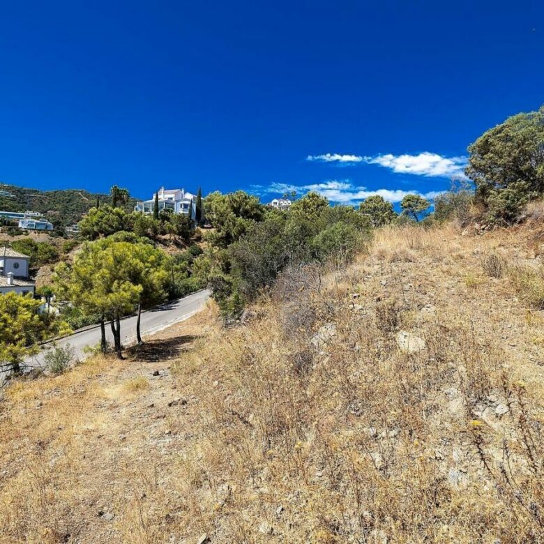 FOR SALE 🏡 Sea-View Building Plot with Licence and Approved Villa Project – El Madroñal, Benahavís 🇪🇸