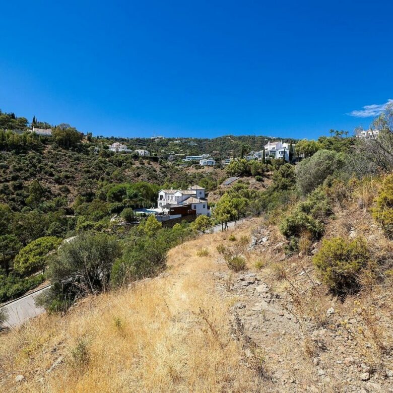 FOR SALE 🏡 Sea-View Building Plot with Licence and Approved Villa Project – El Madroñal, Benahavís 🇪🇸