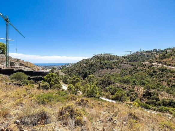 FOR SALE 🏡 Sea-View Building Plot with Licence and Approved Villa Project – El Madroñal, Benahavís 🇪🇸