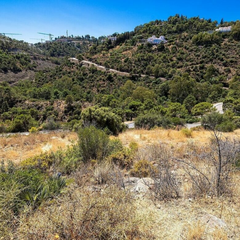 FOR SALE 🏡 Sea-View Building Plot with Licence and Approved Villa Project – El Madroñal, Benahavís 🇪🇸