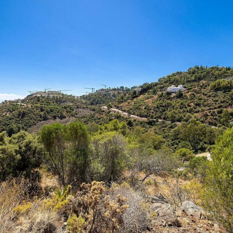 FOR SALE 🏡 Sea-View Building Plot with Licence and Approved Villa Project – El Madroñal, Benahavís 🇪🇸
