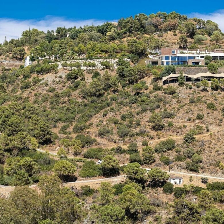 FOR SALE 🏡 Sea-View Building Plot with Licence and Approved Villa Project – El Madroñal, Benahavís 🇪🇸