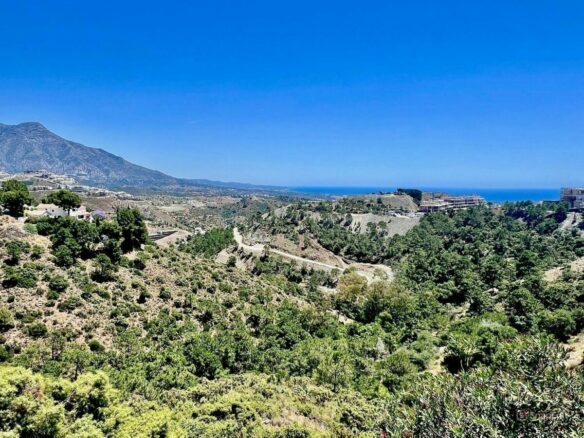 FOR SALE 🏡 Building Plot with Licensed Villa Project and Sea Views – El Madroñal, Benahavís 🇪🇸