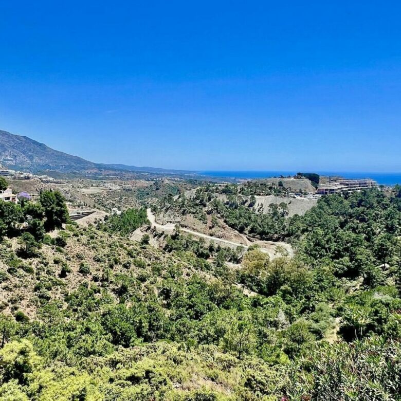 FOR SALE 🏡 Building Plot with Licensed Villa Project and Sea Views – El Madroñal, Benahavís 🇪🇸
