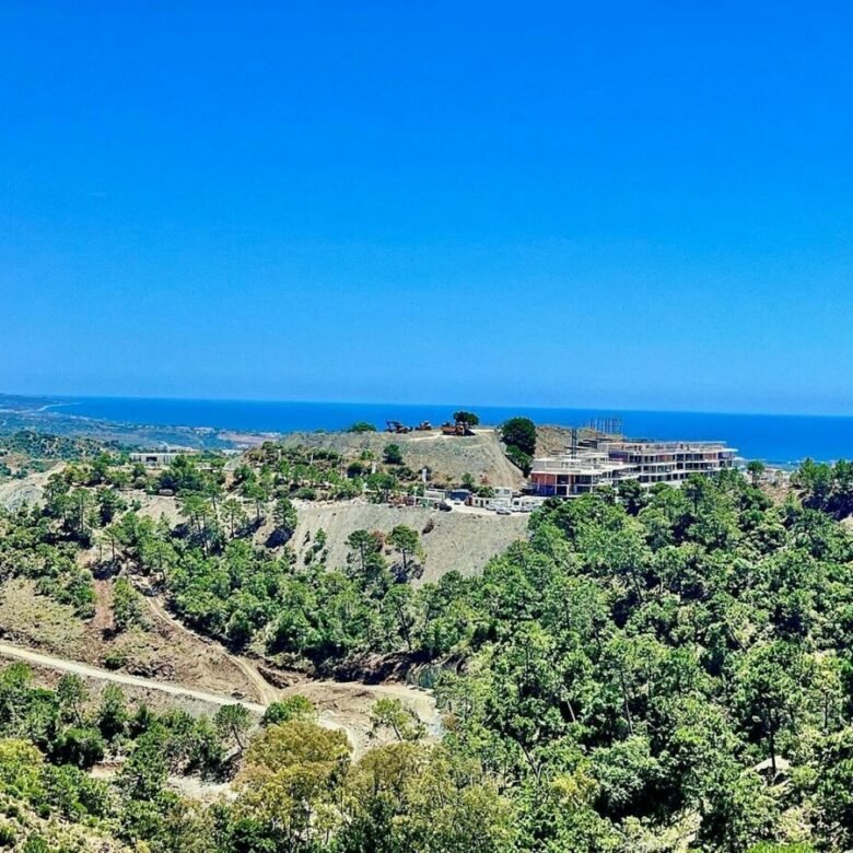 FOR SALE 🏡 Building Plot with Licensed Villa Project and Sea Views – El Madroñal, Benahavís 🇪🇸