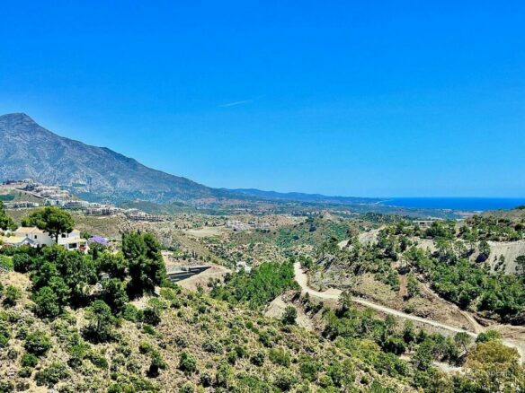 FOR SALE 🏡 Building Plot with Licensed Villa Project and Sea Views – El Madroñal, Benahavís 🇪🇸