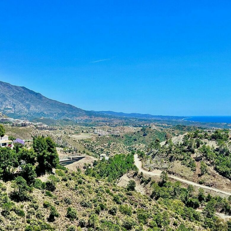 FOR SALE 🏡 Building Plot with Licensed Villa Project and Sea Views – El Madroñal, Benahavís 🇪🇸