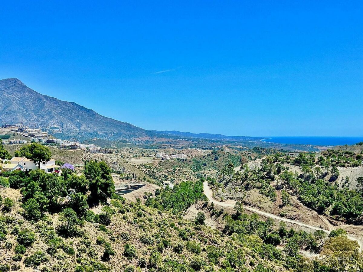 FOR SALE 🏡 Building Plot with Licensed Villa Project and Sea Views – El Madroñal, Benahavís 🇪🇸