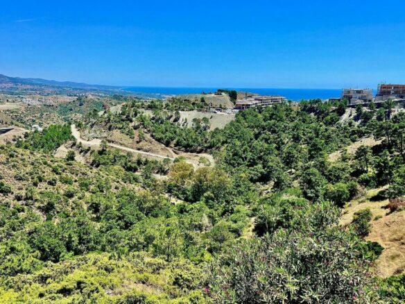 FOR SALE 🏡 Building Plot with Licensed Villa Project and Sea Views – El Madroñal, Benahavís 🇪🇸