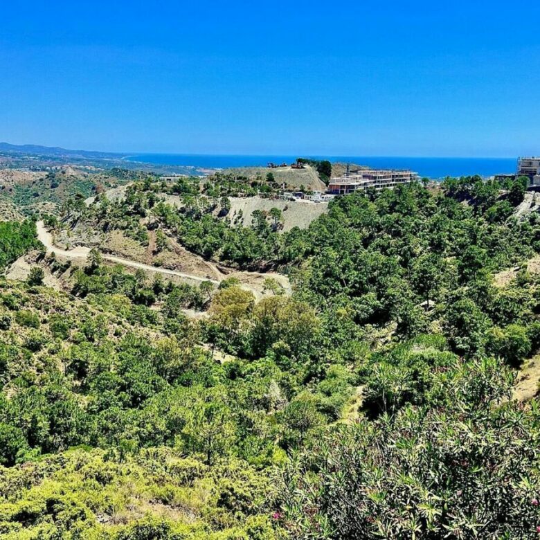 FOR SALE 🏡 Building Plot with Licensed Villa Project and Sea Views – El Madroñal, Benahavís 🇪🇸