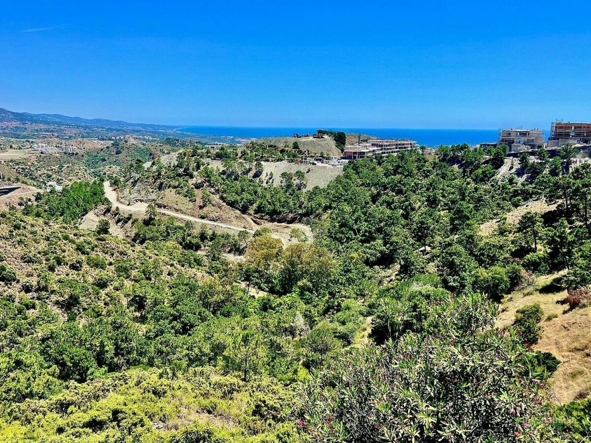 FOR SALE 🏡 Building Plot with Licensed Villa Project and Sea Views – El Madroñal, Benahavís 🇪🇸