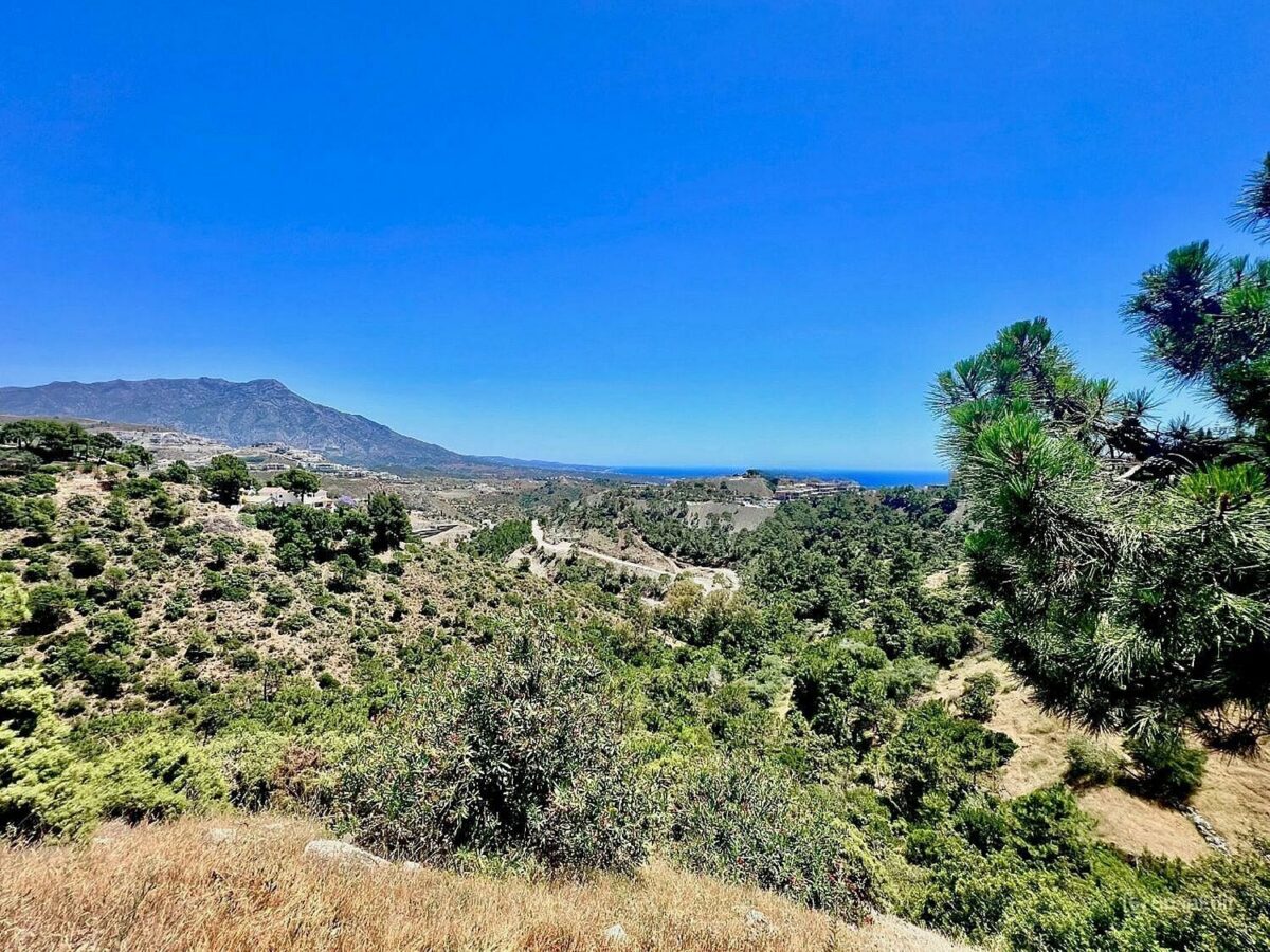 FOR SALE 🏡 Building Plot with Licensed Villa Project and Sea Views – El Madroñal, Benahavís 🇪🇸