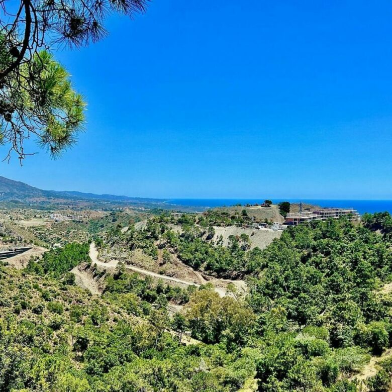 FOR SALE 🏡 Building Plot with Licensed Villa Project and Sea Views – El Madroñal, Benahavís 🇪🇸
