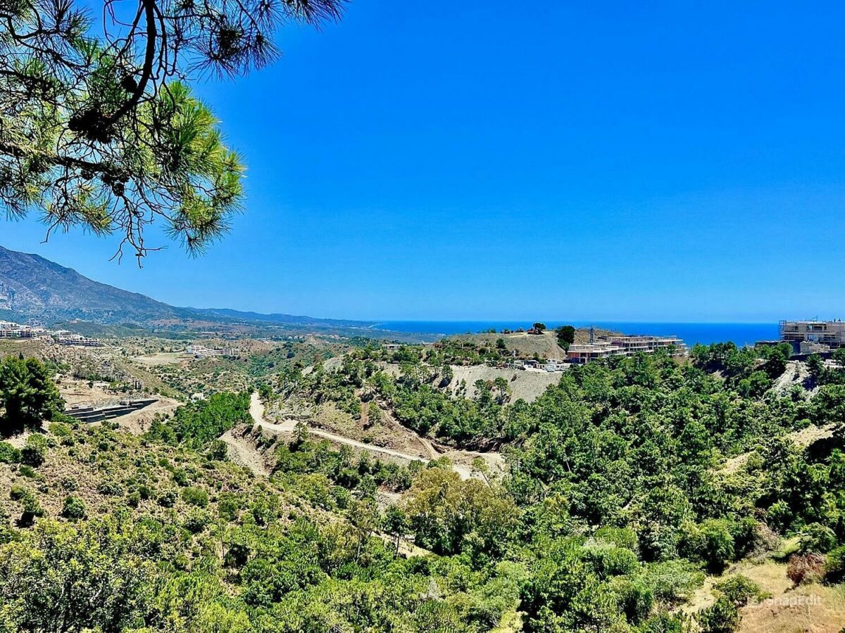 FOR SALE 🏡 Building Plot with Licensed Villa Project and Sea Views – El Madroñal, Benahavís 🇪🇸