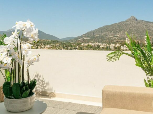 FOR SALE 🏡 Renovated Three-Bedroom Penthouse with Private Lift and Sea Views – Nueva Andalucía, Marbella 🇪🇸