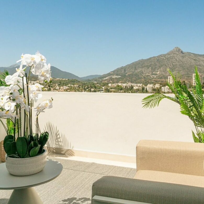 FOR SALE 🏡 Renovated Three-Bedroom Penthouse with Private Lift and Sea Views – Nueva Andalucía, Marbella 🇪🇸