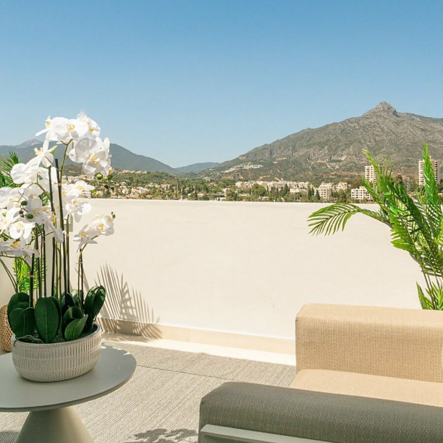 FOR SALE 🏡 Renovated Three-Bedroom Penthouse with Private Lift and Sea Views – Nueva Andalucía, Marbella 🇪🇸