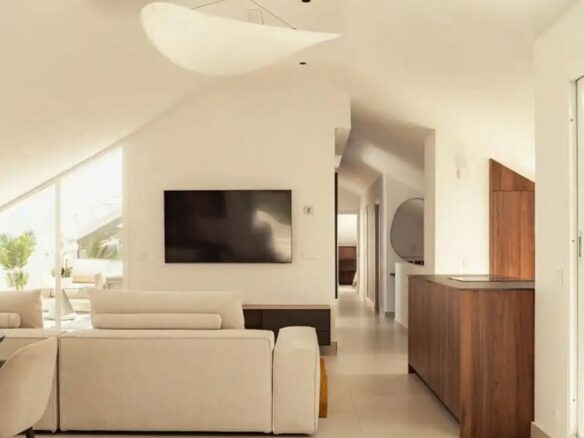 FOR SALE 🏡 Renovated Three-Bedroom Penthouse with Private Lift and Sea Views – Nueva Andalucía, Marbella 🇪🇸