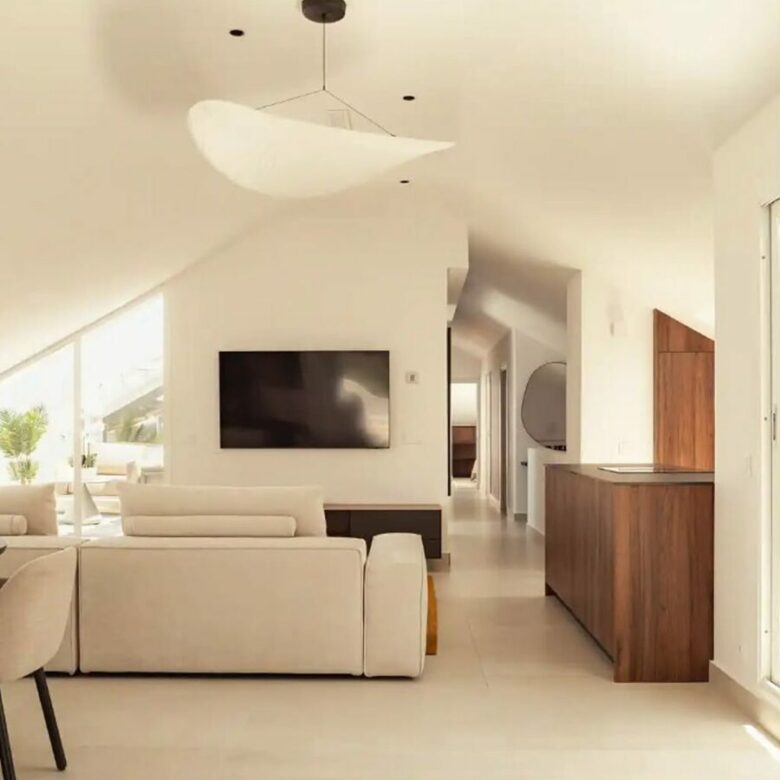 FOR SALE 🏡 Renovated Three-Bedroom Penthouse with Private Lift and Sea Views – Nueva Andalucía, Marbella 🇪🇸