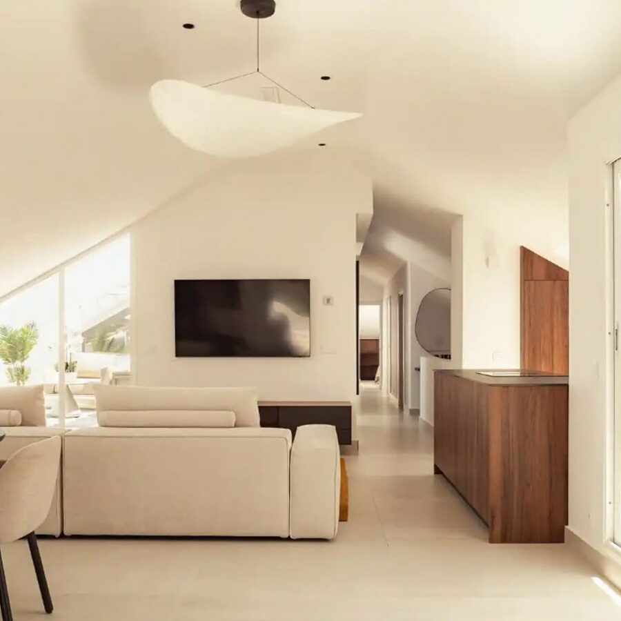 FOR SALE 🏡 Renovated Three-Bedroom Penthouse with Private Lift and Sea Views – Nueva Andalucía, Marbella 🇪🇸