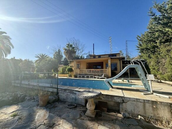 Renovation villa on a large plot in Bello Horizonte, Marbella East