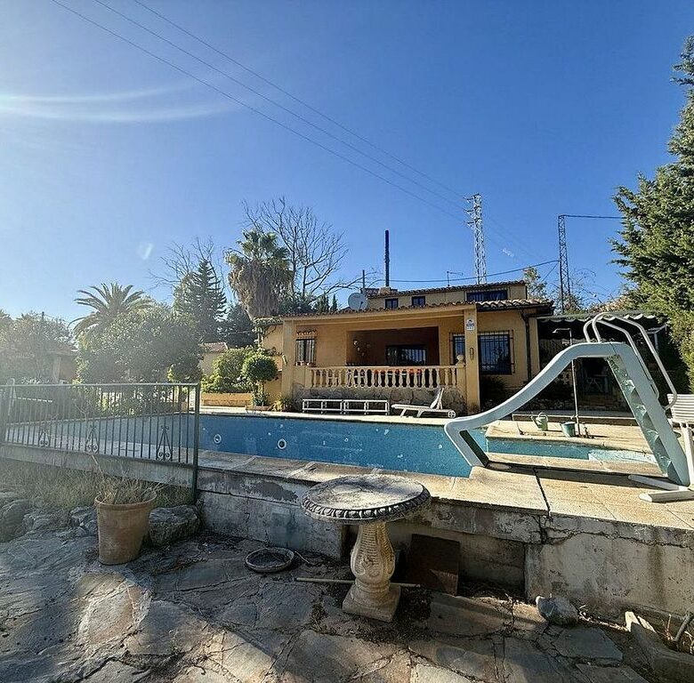 FOR SALE 🏡 Renovation Villa Five Minutes’ Walk from the Beach – Bello Horizonte, Marbella East 🇪🇸