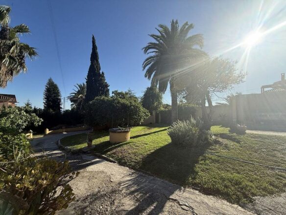 Renovation villa on a large plot in Bello Horizonte, Marbella East