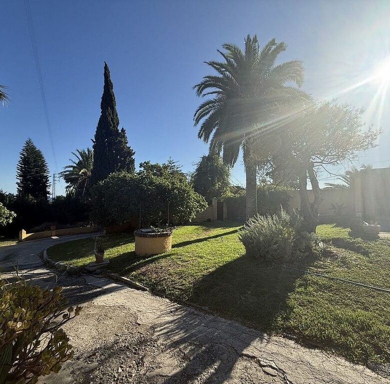 Renovation villa on a large plot in Bello Horizonte, Marbella East