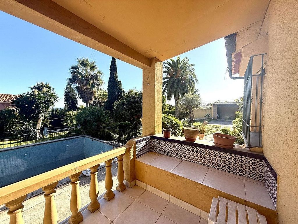 Renovation villa on a large plot in Bello Horizonte, Marbella East