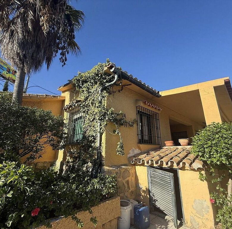 Renovation villa on a large plot in Bello Horizonte, Marbella East