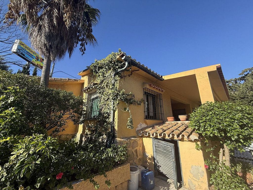 Renovation villa on a large plot in Bello Horizonte, Marbella East