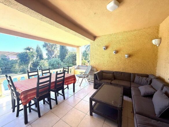 Renovation villa on a large plot in Bello Horizonte, Marbella East