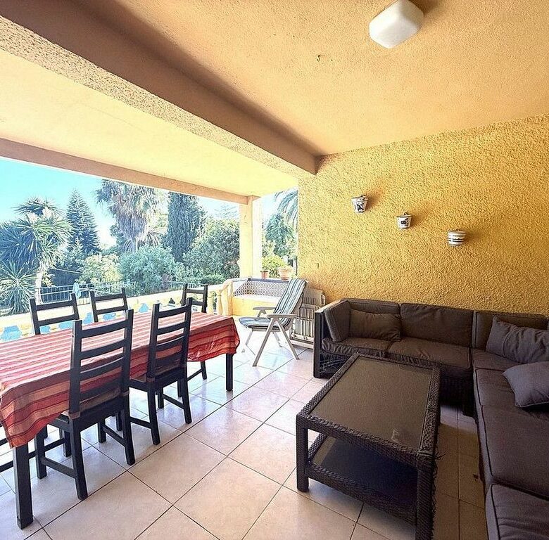 Renovation villa on a large plot in Bello Horizonte, Marbella East
