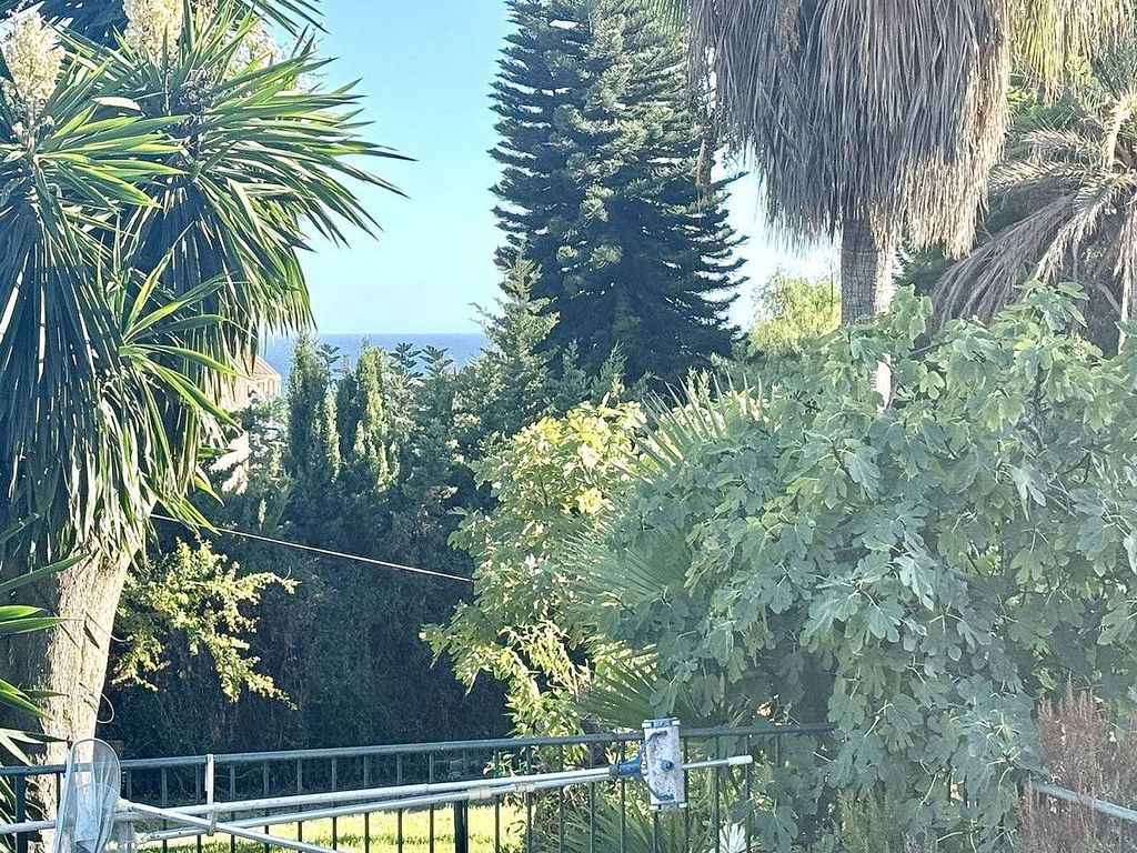 Renovation villa on a large plot in Bello Horizonte, Marbella East