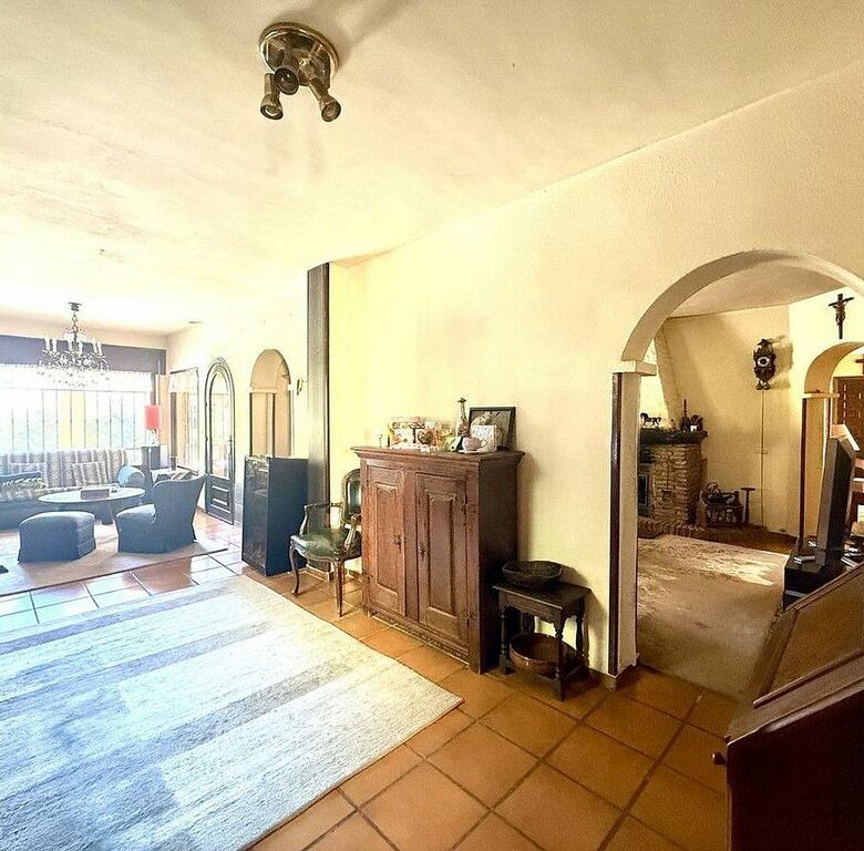 Renovation villa on a large plot in Bello Horizonte, Marbella East