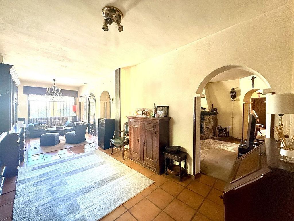 Renovation villa on a large plot in Bello Horizonte, Marbella East