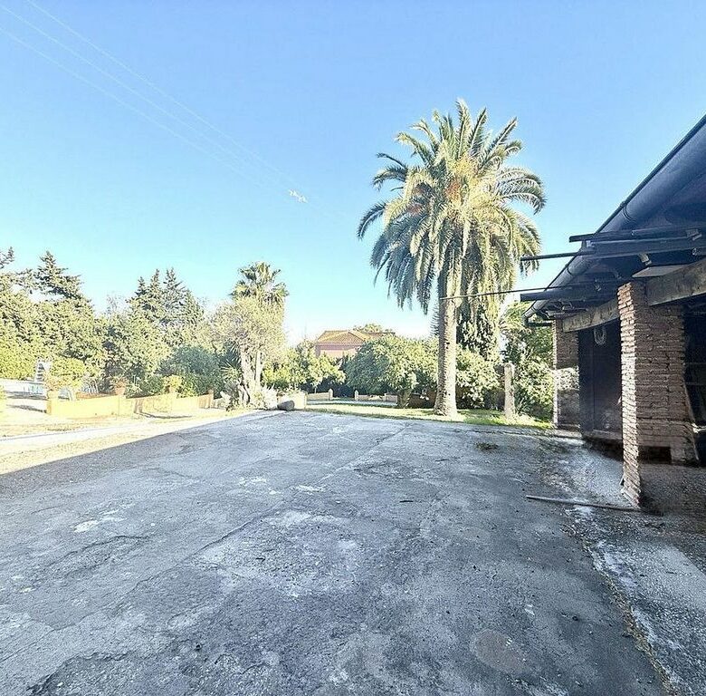 Renovation villa on a large plot in Bello Horizonte, Marbella East