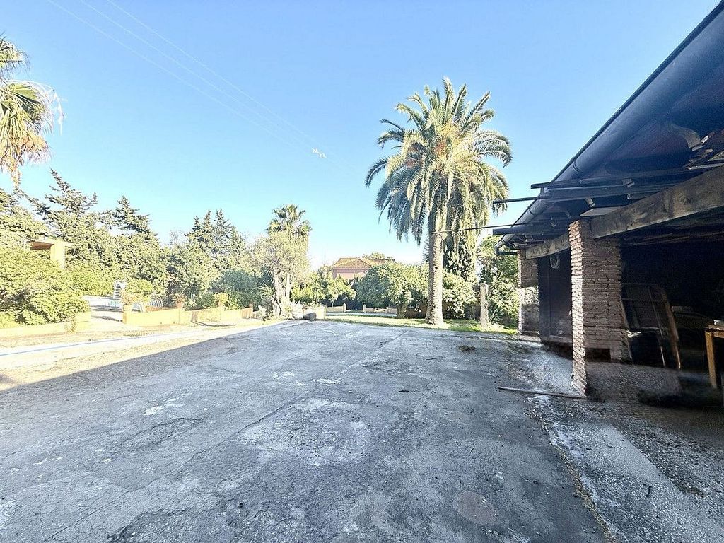 Renovation villa on a large plot in Bello Horizonte, Marbella East