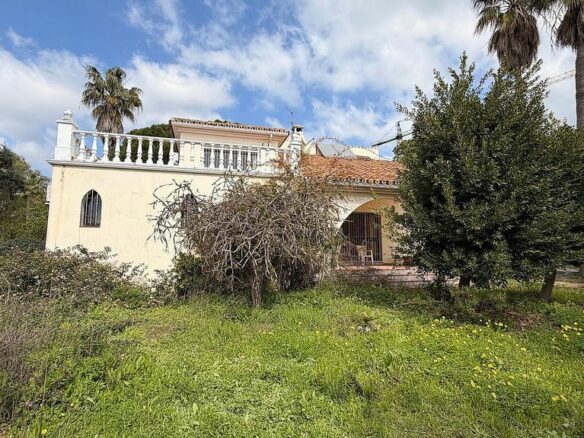Renovation villa with approved licence in Las Cumbres, Elviria, Marbella