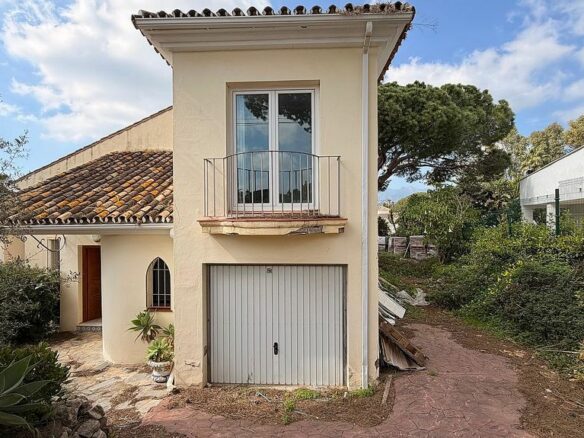 Renovation villa with approved licence in Las Cumbres, Elviria, Marbella