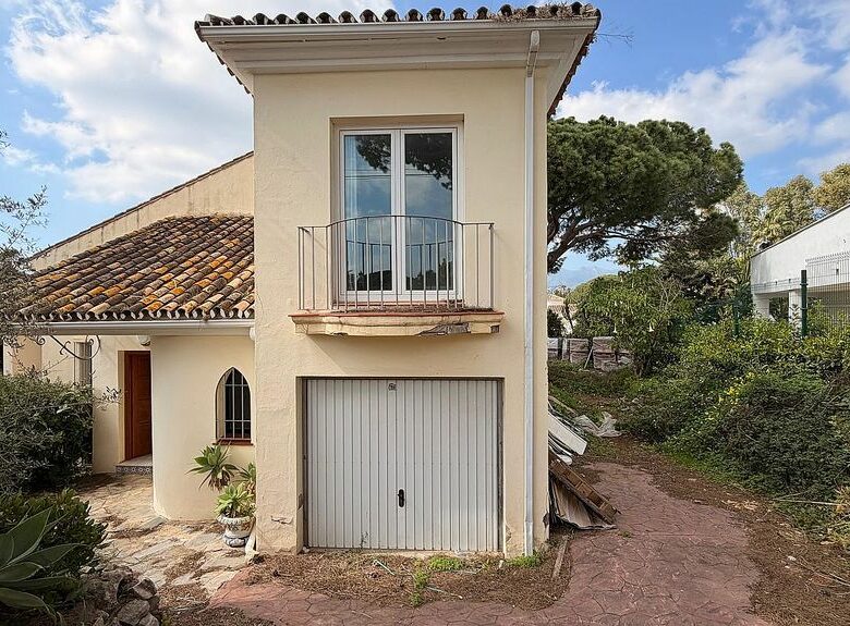 Renovation villa with approved licence in Las Cumbres, Elviria, Marbella