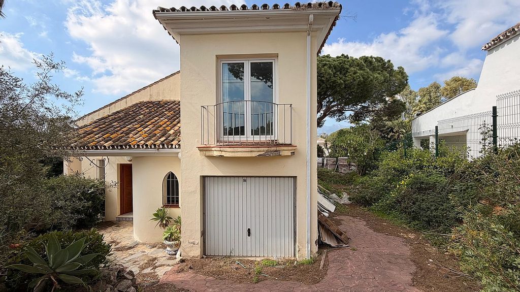 Renovation villa with approved licence in Las Cumbres, Elviria, Marbella