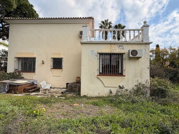 Renovation villa with approved licence in Las Cumbres, Elviria, Marbella