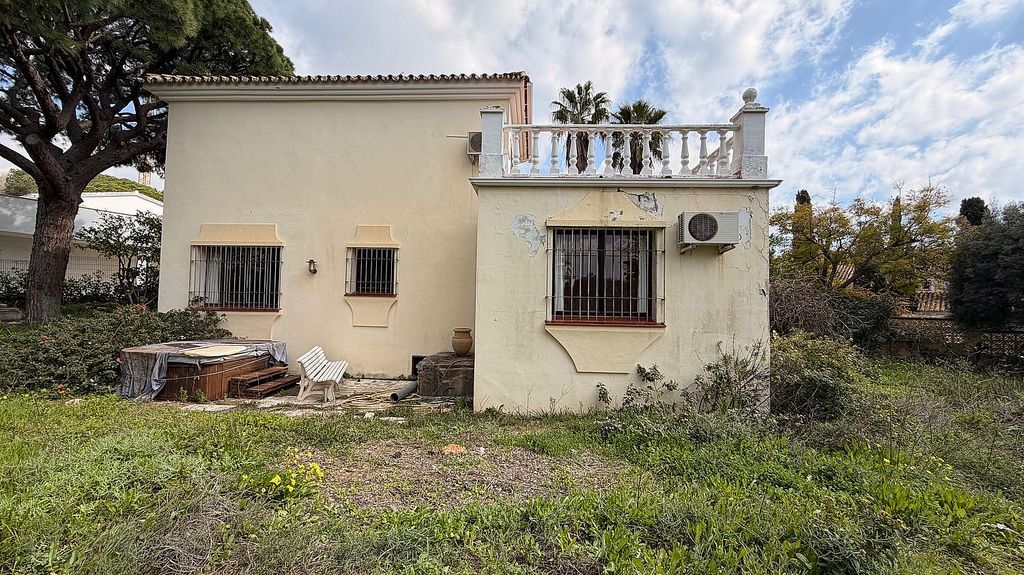 Renovation villa with approved licence in Las Cumbres, Elviria, Marbella