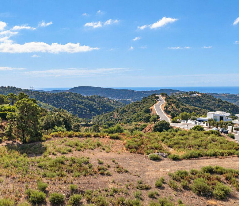 FOR SALE 🏡 Flat Southwest-Facing Plot with Panoramic Sea Views in a Gated Estate – Monte Mayor, Benahavís 🇪🇸