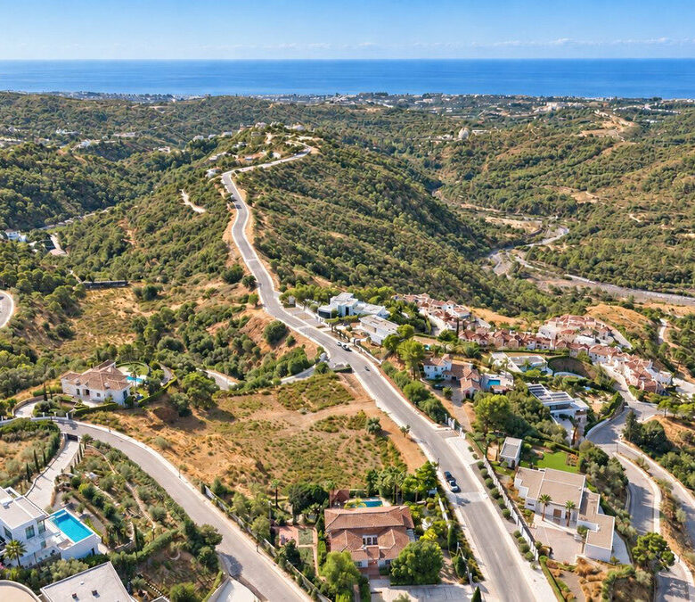 FOR SALE 🏡 Flat Southwest-Facing Plot with Panoramic Sea Views in a Gated Estate – Monte Mayor, Benahavís 🇪🇸